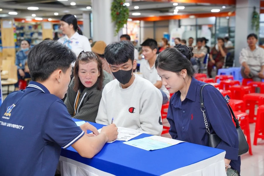 Thí sinh nhập học tại Trường ĐH Nguyễn Tất Thành.