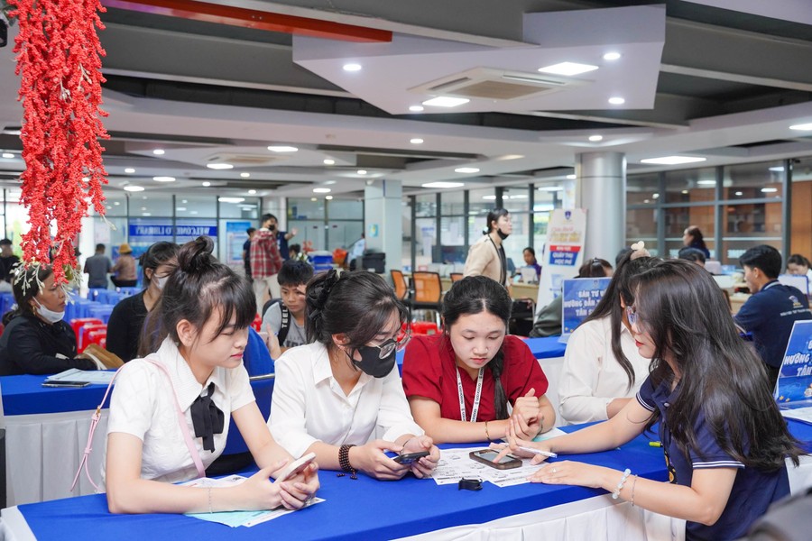 Thí sinh nhập học tại Trường ĐH Nguyễn Tất Thành. Thí sinh nhập học tại Trường ĐH Nguyễn Tất Thành.