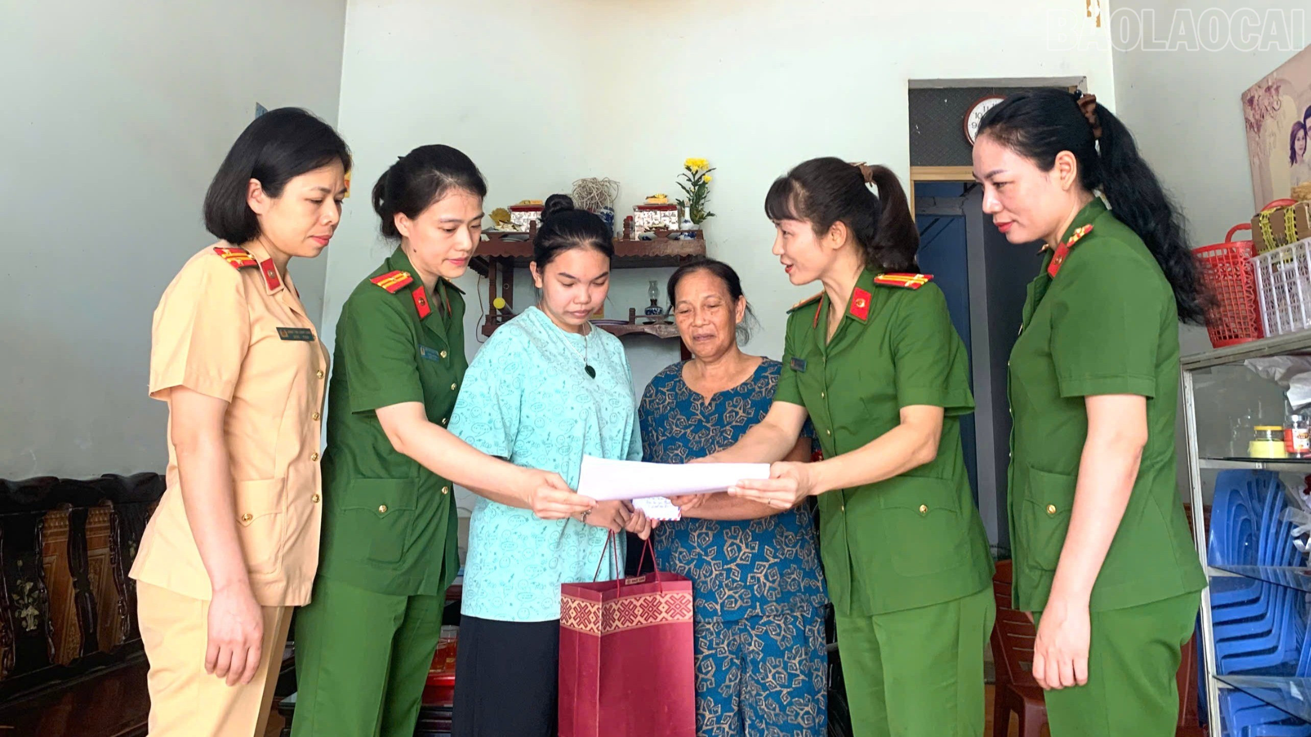 Para ibu baptis berkunjung dan memberikan hadiah kepada Nguyen Thi Tu Anh (ketiga dari kiri). baolaocai-tr_tu-anh.jpg