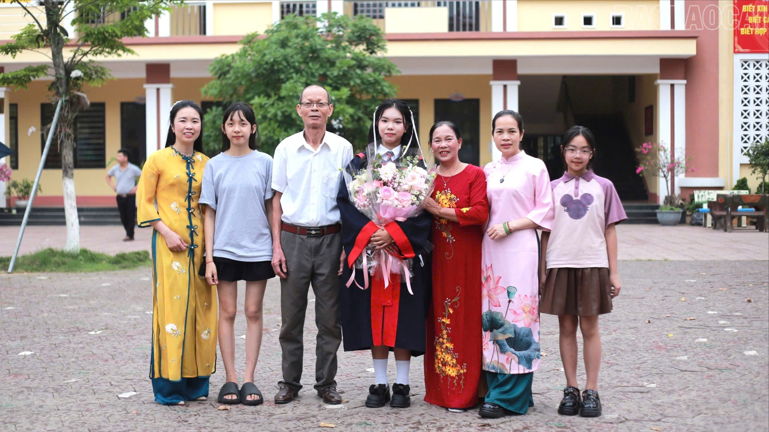 Berkat perhatian dan dorongan ibu baptisnya, Nguyen Thi Tu Anh (tengah) telah meraih hasil baik dalam studinya. baolaocai-tr_tu-anh-5235.jpg