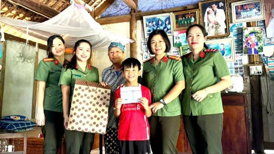 Liu Phan Anh sering menerima perawatan dan dorongan dari ibu baptisnya selama bertahun-tahun. baolaocai-tr_phan-anh.jpg