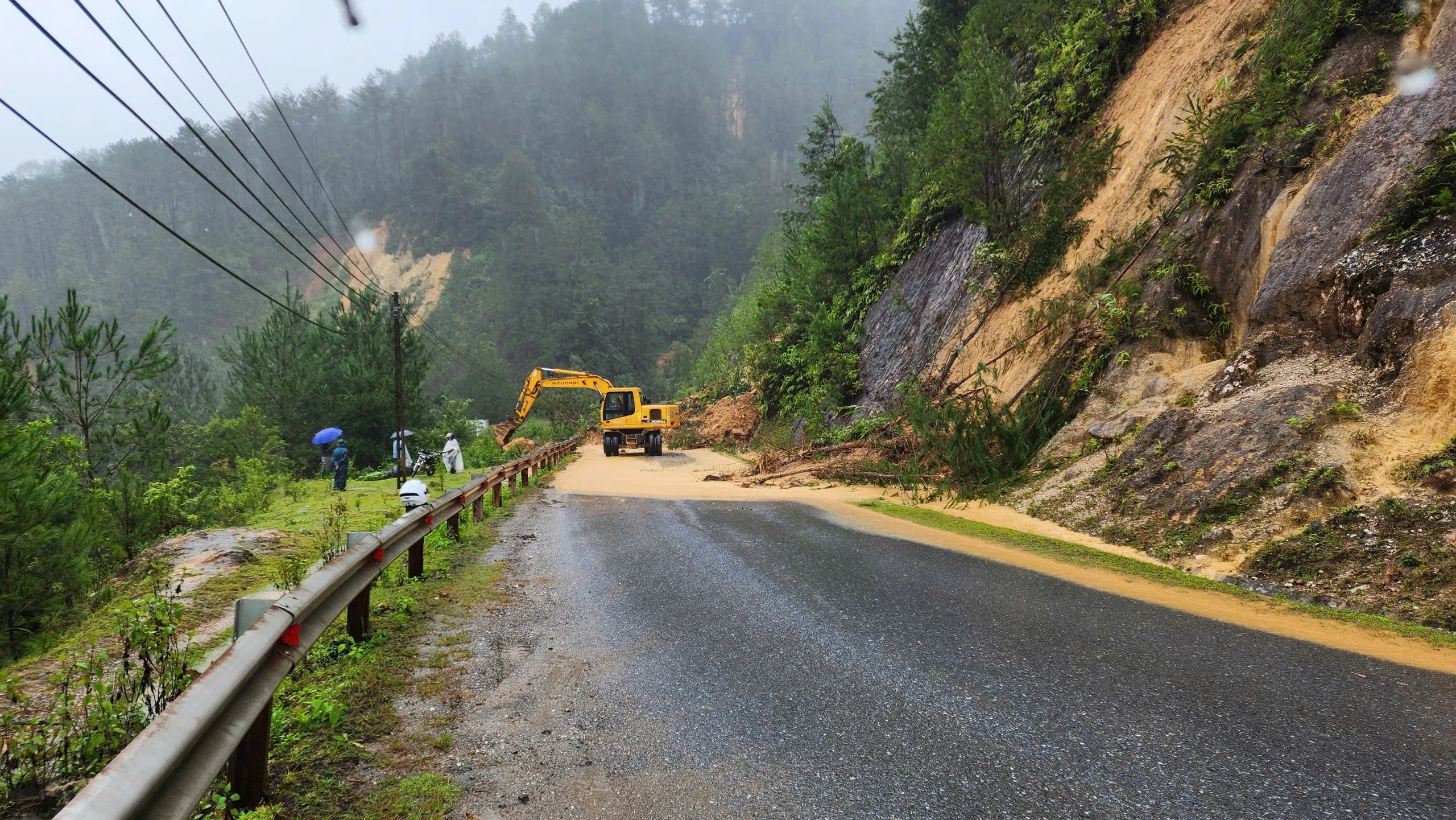 Mưa lớn gây ra nhiều điểm sạt lở trên Quốc lộ 32C.