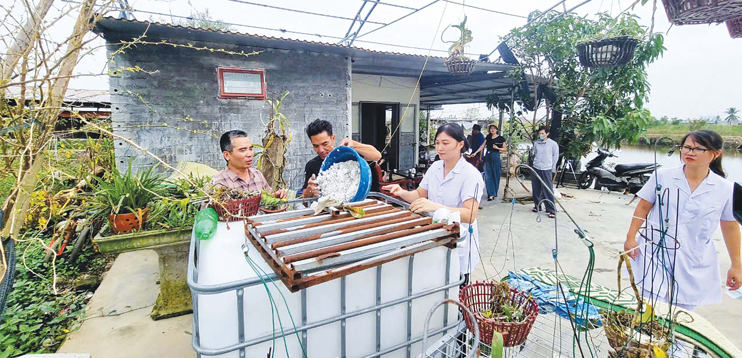Bộ Y tế áp dụng hệ thống giám sát dựa vào sự kiện (EBS) kết hợp với giám sát dựa vào chỉ số (IBS), triển khai đồng bộ từ Trung ương đến tuyến xã. Hệ thống này tăng cường khả năng phát hiện sớm các nguy cơ dịch bệnh tại cộng đồng và cơ sở y tế, đồng thời thúc đẩy phối hợp giữa khối y tế dự phòng và điều trị. (ảnh minh hoạ) Bộ Y tế áp dụng hệ thống giám sát dựa vào sự kiện (EBS) kết hợp với giám sát dựa vào chỉ số (IBS), triển khai đồng bộ từ Trung ương đến tuyến xã. Hệ thống này tăng cường khả năng phát hiện sớm các nguy cơ dịch bệnh tại cộng đồng và cơ sở y tế, đồng thời thúc đẩy phối hợp giữa khối y tế dự phòng và điều trị. (ảnh minh hoạ)