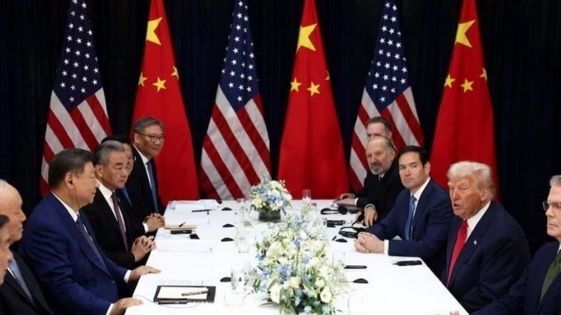 Tổng thống Mỹ Donald Trump (thứ 2, phải) trong cuộc hội đàm với Chủ tịch Trung Quốc Tập Cận Bình (thứ 3, trái) tại Busan, Hàn Quốc ngày 30/10. trump-tap-can-binh-5505.jpg