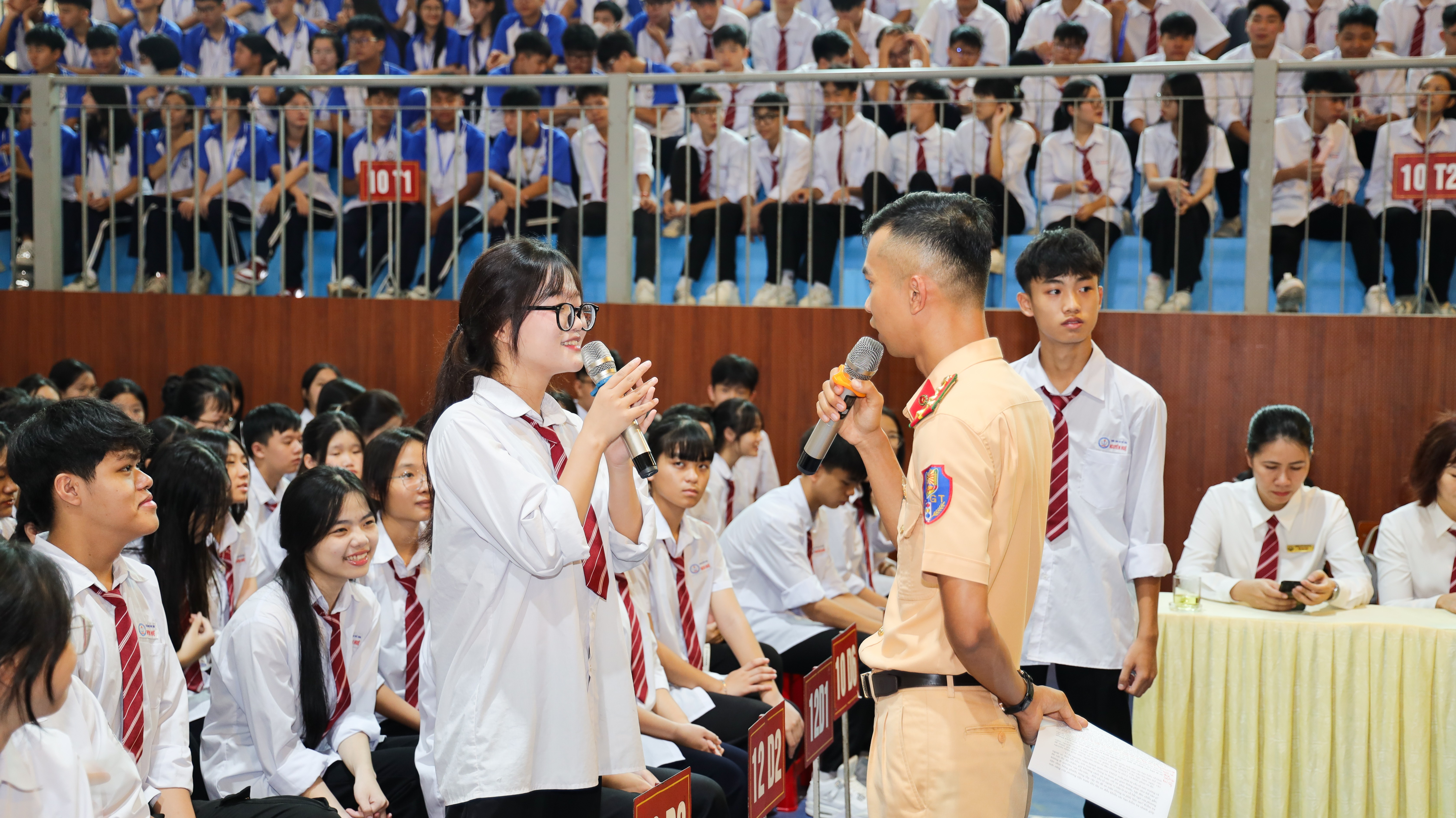 Học sinh trả lời các câu hỏi về an toàn giao thông. anh-2.jpg