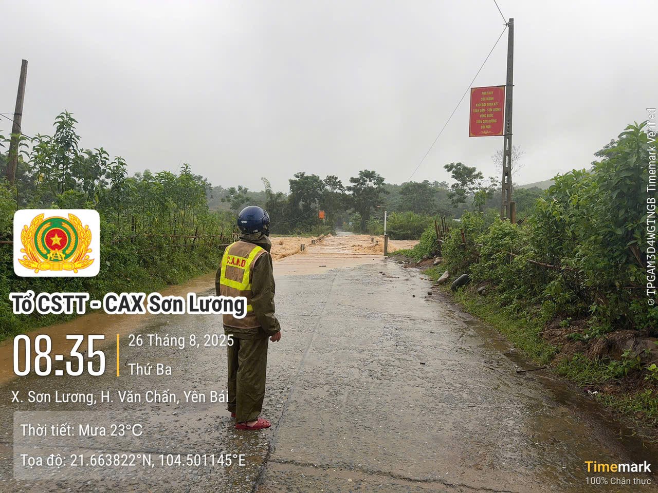 Công an xã Sơn Lương lập chốt cảnh báo hướng dẫn người dân di chuyển an toàn. anh7.jpg