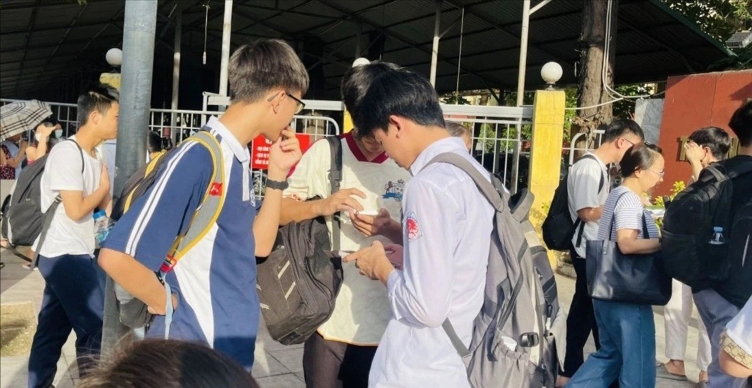 Các chuyên gia cho rằng, không nên đặt kỳ vọng quá lớn và tạo áp lực nặng nề lên "đôi vai" con trẻ. 11-7-thicu-4477.jpg