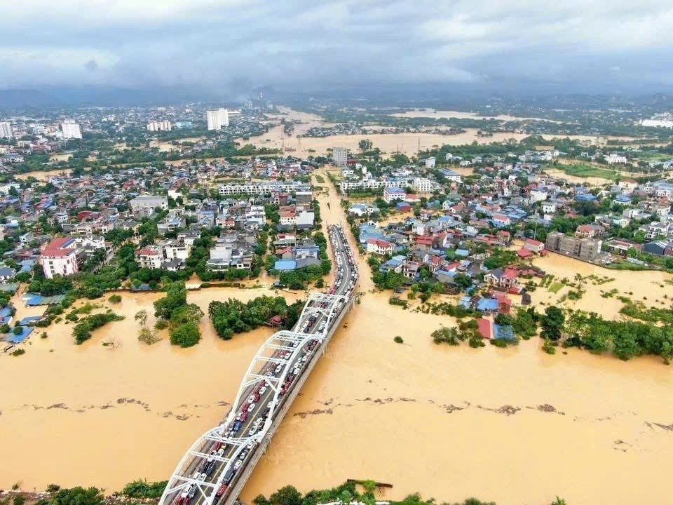 Cảnh mưa ngập trên khu vực ven sông Cầu qua các phường Linh Sơn, Phan Đình Phùng. mualutn2.jpg