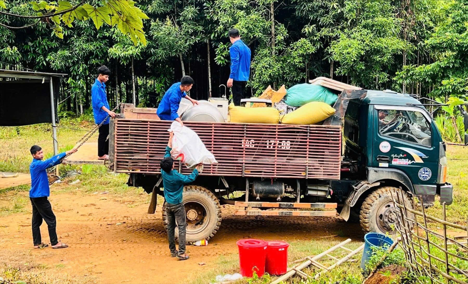Tuổi trẻ xã Thượng Hà tháo dỡ nhà ở giúp nhân dân di chuyển khỏi khu vực hành lang lưới điện. 8-1444.jpg