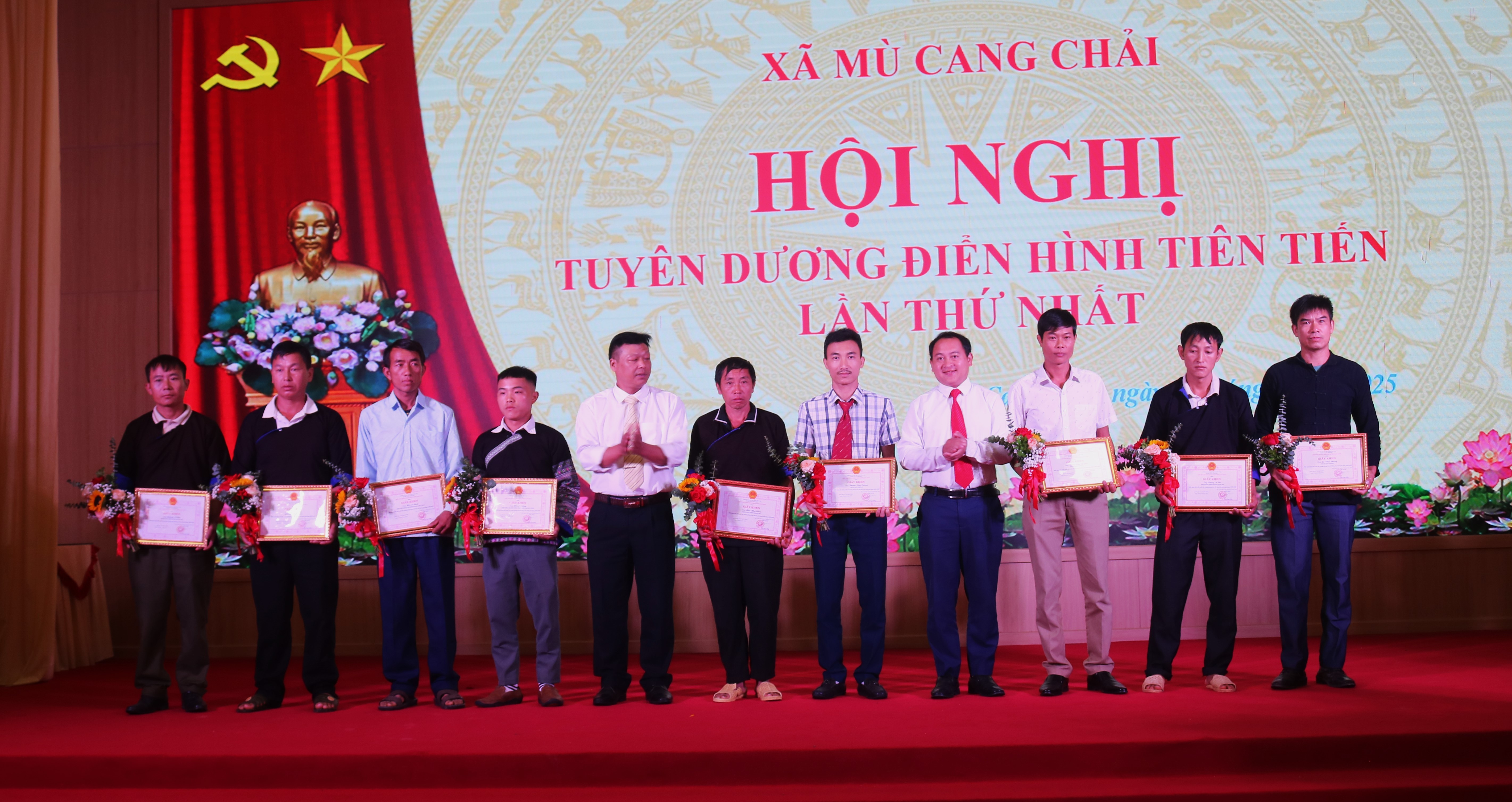 Các tập thể và cá nhân điển hình tiên tiến được biểu dương tại Hội nghị. khen3.jpg