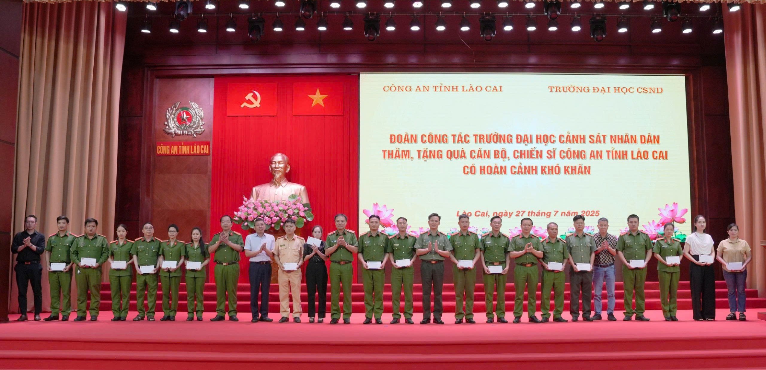 Đoàn công tác trao 40 suất quà cho CBCS Công an tỉnh Lào Cai có hoàn cảnh khó khăn. anh-4-4465.jpg