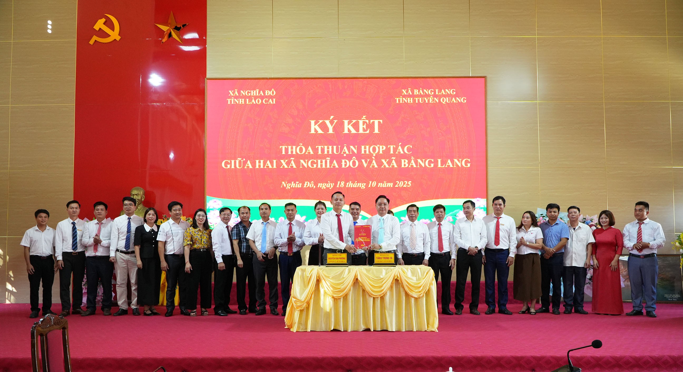 Các đại biểu chụp ảnh lưu niệm tại lễ ký kết. kyket.jpg