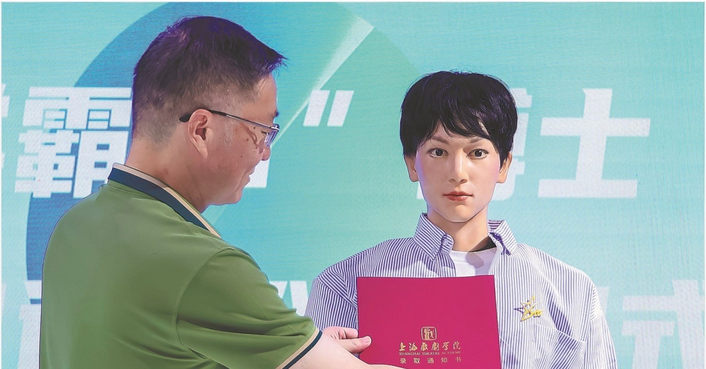 Ảnh: China Daily robot-hinh-nguoi-dau-tien-cua-trung-quoc-tro-thanh-nghien-cuu-sinh-tien-si-1725.jpg