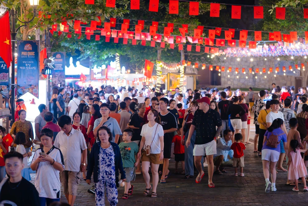 Chợ đêm Vui Phết rợp sắc cờ hoa.