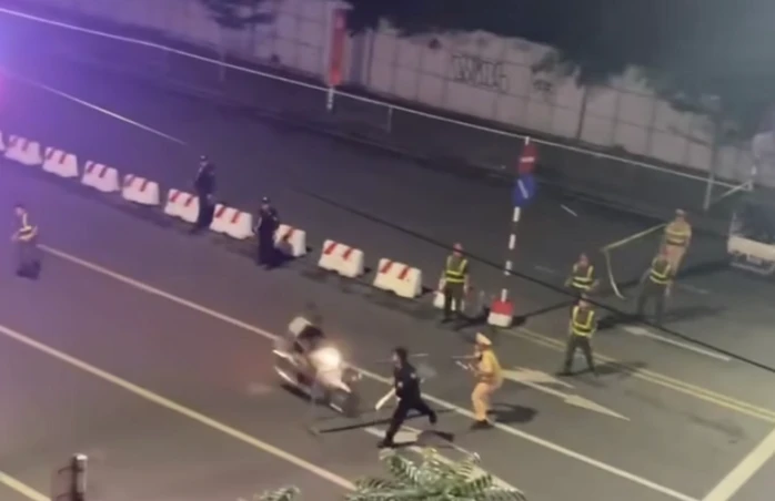 Đại uý Công bị tông khi thực hiện nhiệm vụ. Ảnh chụp màn hình