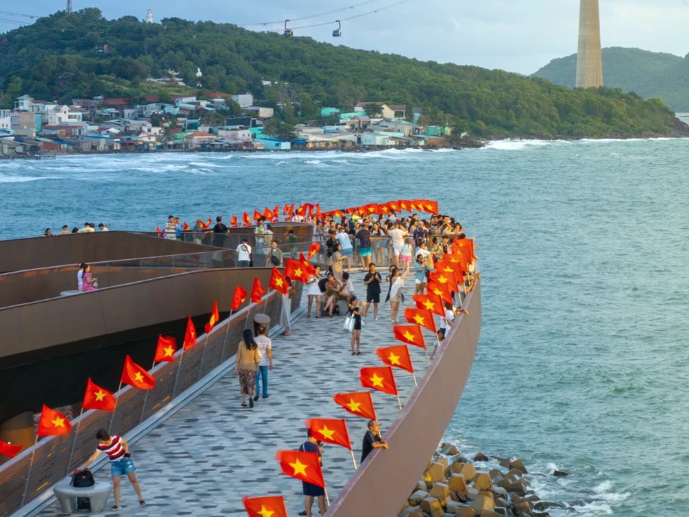 Cầu Hôn rợp sắc cờ đỏ sao vàng trong dịp đại lễ của đất nước.