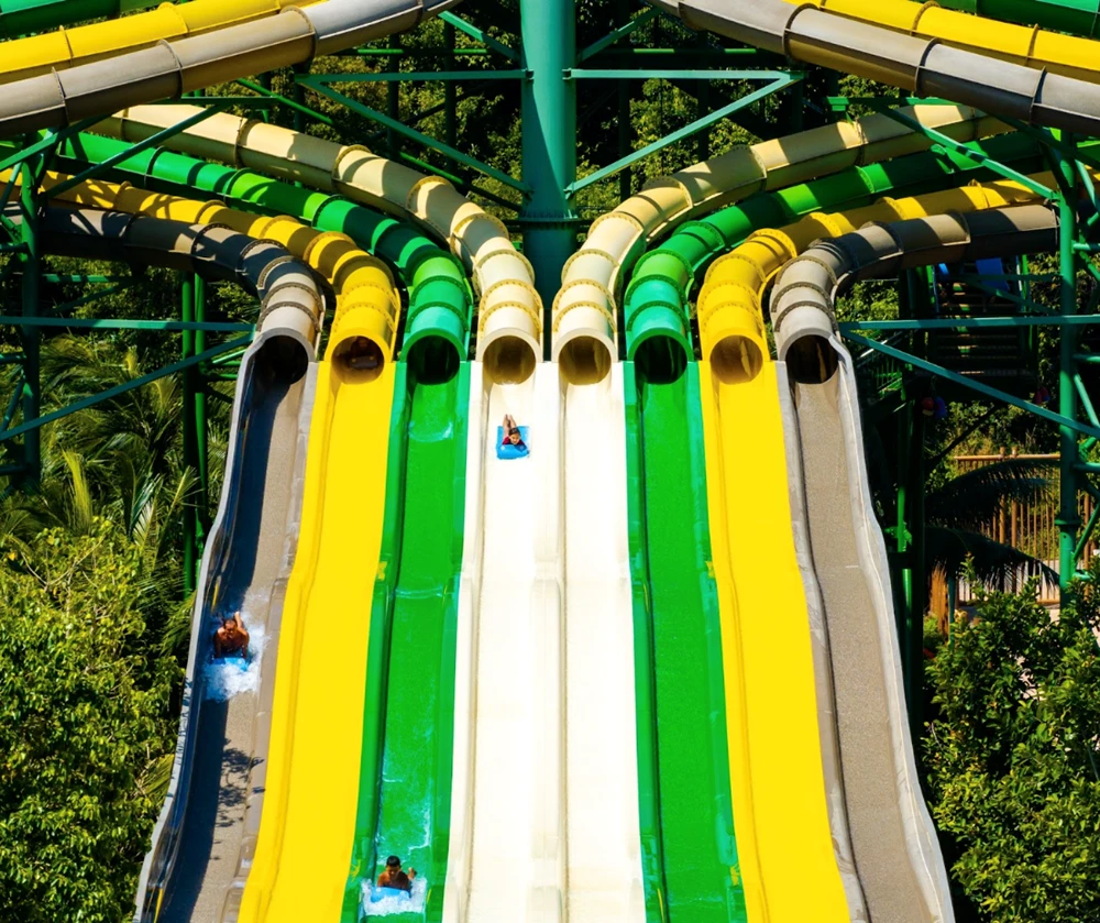Những làn trượt đầy thách thức ở công viên nước Aquatopia.