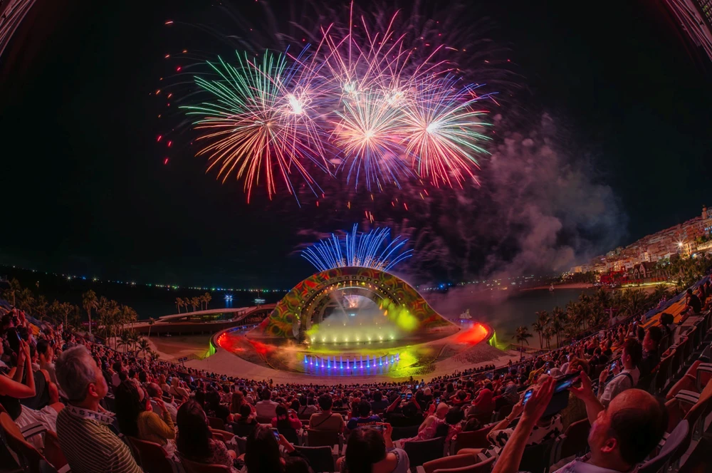 Màn pháo hoa nghệ thuật trong Nụ hôn của biển cả tạo nên thương hiệu “Hòn đảo 365 ngày pháo hoa” của Phú Quốc.