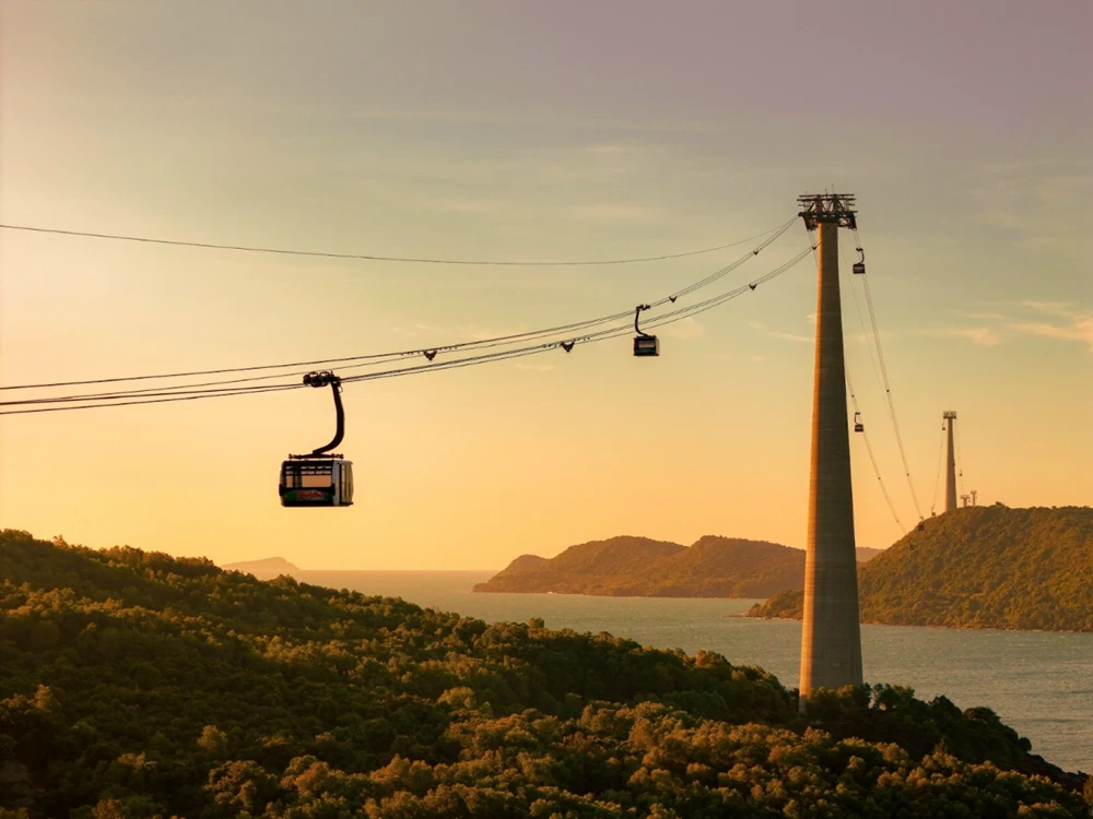 Tuyến cáp treo đưa du khách chiêm ngưỡng khung cảnh ngoạn mục của biển trời Phú Quốc từ trên cao.