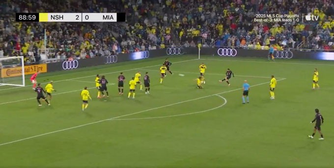 Messi lập siêu phẩm bàn thắng ở trận gặp Nashville. Messi lập siêu phẩm bàn thắng ở trận gặp Nashville.