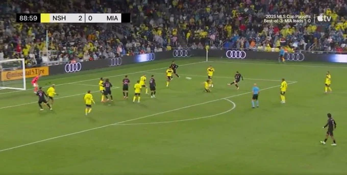 Messi lập siêu phẩm bàn thắng ở trận gặp Nashville.