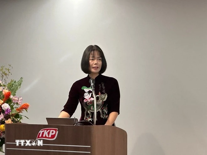 Bà Nguyễn Thị Thu Hoài - Tổng đạo diễn của Lễ kỷ niệm 50 năm thiết lập quan hệ ngoại giao Việt Nam - Nhật Bản, trình bày tham luận tại hội nghị.