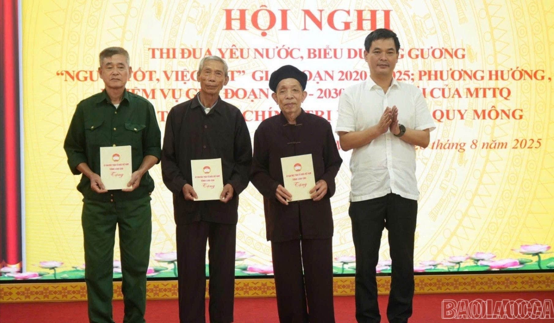 Đồng chí Trần Ngọc Thư - Bí thư Đảng ủy, Chủ tịch HĐND xã tặng quà của Uỷ ban MTTQ Việt Nam tỉnh Lào Cai cho người có uy tín trên địa bàn. baolaocai-tr-z6953873902039-57ca66280f9b57328747c91640034578-8840.jpg