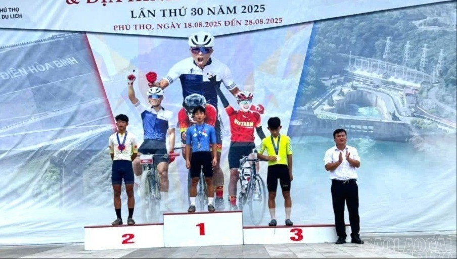Vận động viên Hạng A Sinh (giữa) giành 2 huy chương Vàng, 1 huy chương Bạc tại giải. baolaocai-br-z6954277370135-34e71ed398287eb20ff6d6c7634201b9-6073-6040.jpg