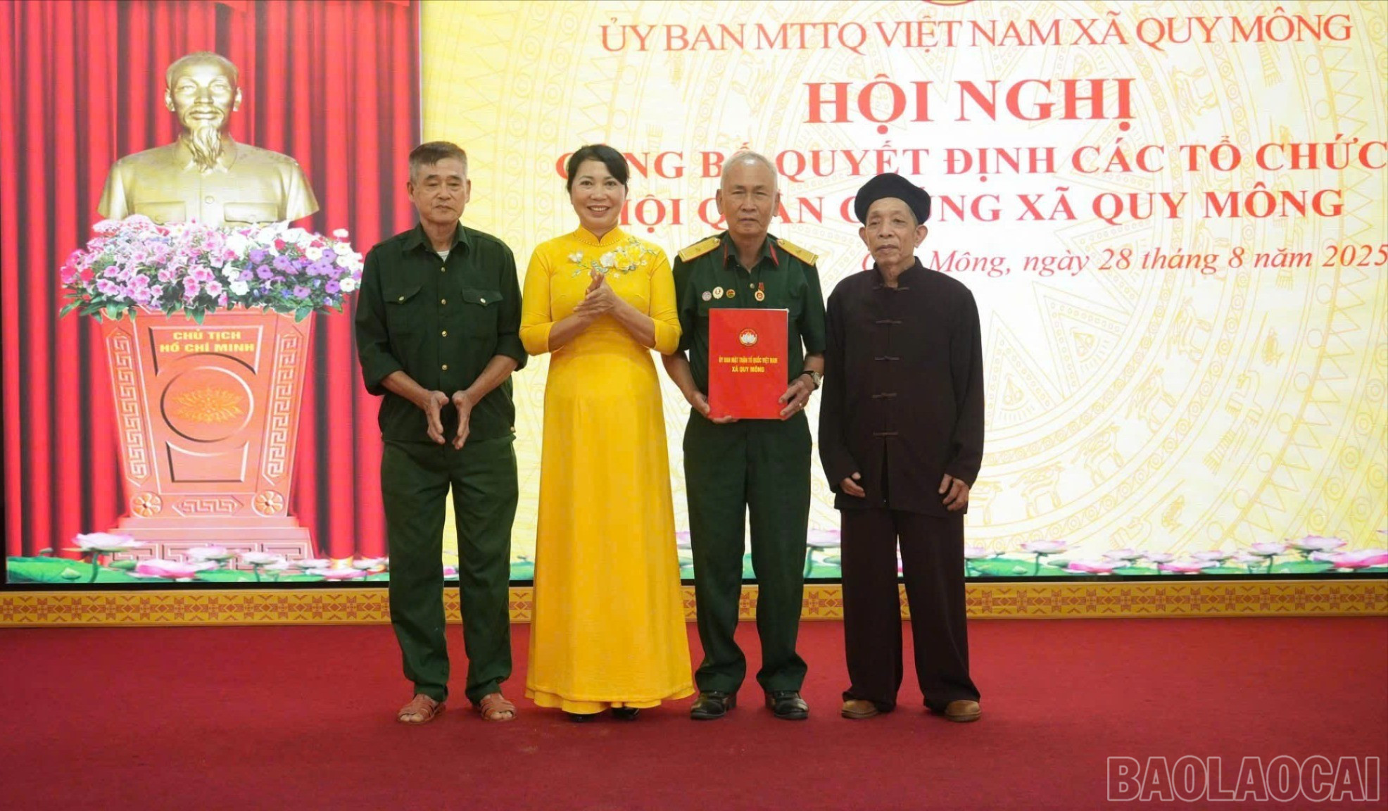 Chủ tịch Ủy ban MTTQ Việt Nam xã trao Quyết định thành lập Ban đại diện Hội Người cao tuổi. baolaocai-tr-z6953873878471-9debfefc683fda49a8424494df3b5d30.jpg
