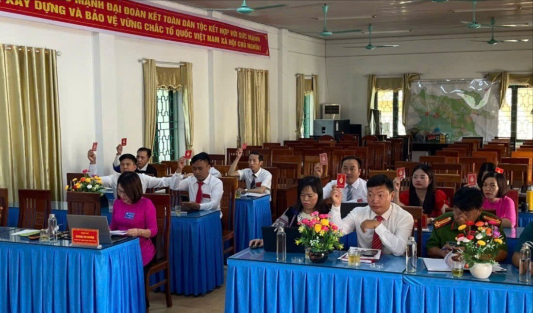 Các đại biểu biểu quyết nhất trí thông qua Nghị quyết Đại hội. 187-dh-5-1991.jpg