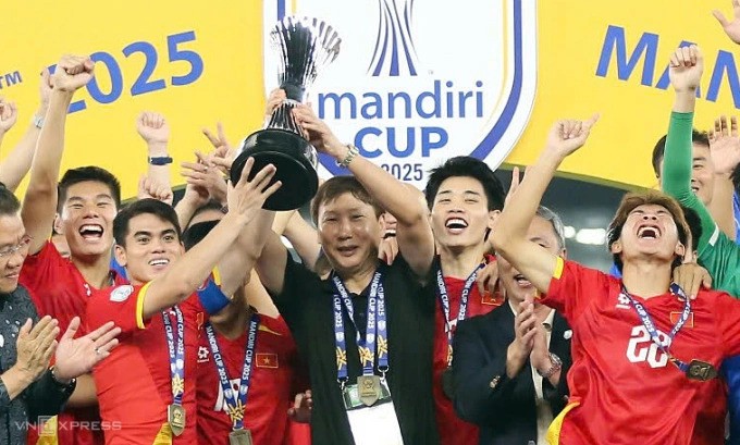 HLV Kim Sang Sik là nhà cầm quân đầu tiên giành được cả AFF Cup lẫn U23 Đông Nam Á khi ngồi 'ghế nóng' ĐTQG Việt Nam. u23-vie-t-nam-nha-n-cu-p-jpeg-6290-1530-1753806802.jpg