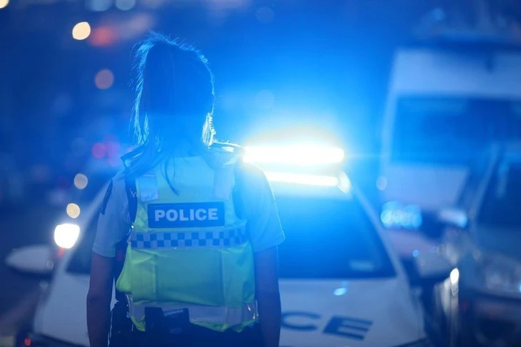 Cảnh sát New Zealand được gọi đến trạm xe buýt sau khi tài xế phát hiện một vali chuyển động bất thường.