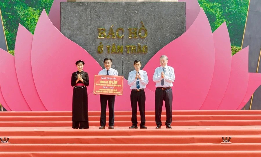 Tổng Bí thư Tô Lâm trao tượng trưng kinh phí xây dựng Trường phổ thông nội trú liên cấp tiểu học & THCS xã Thanh Thủy. congtrinhgd.jpg