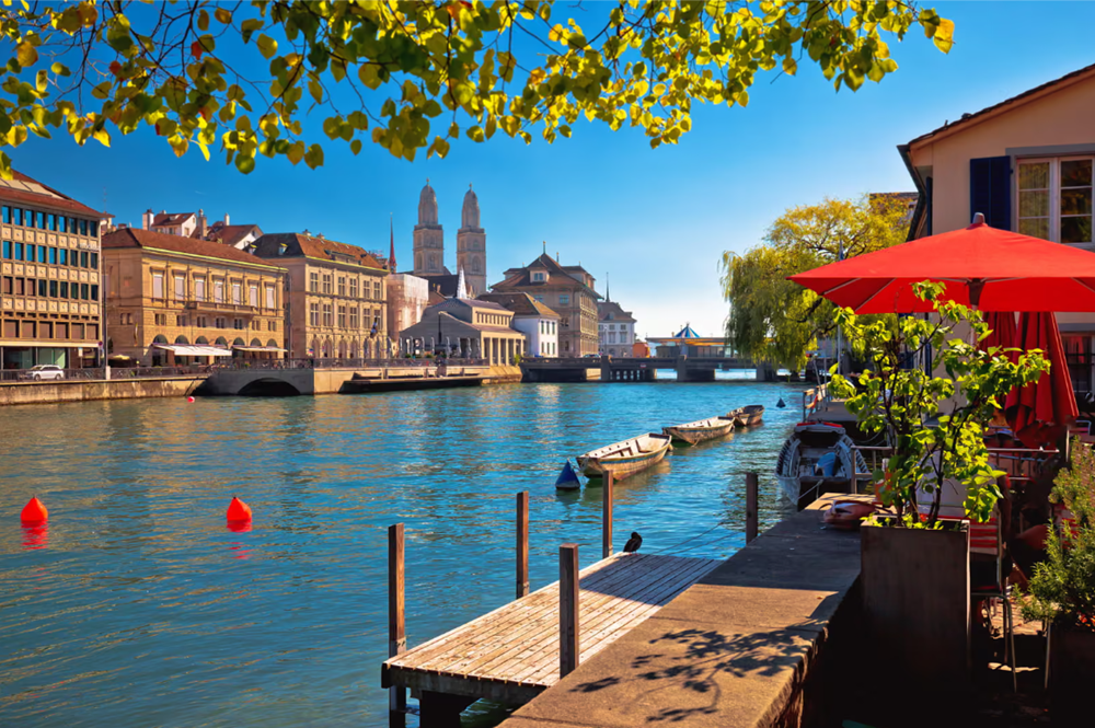 Wunderschöne Herbstlandschaft von Zürich. Khung cảnh mùa thu tuyệt đẹp của Zurich.