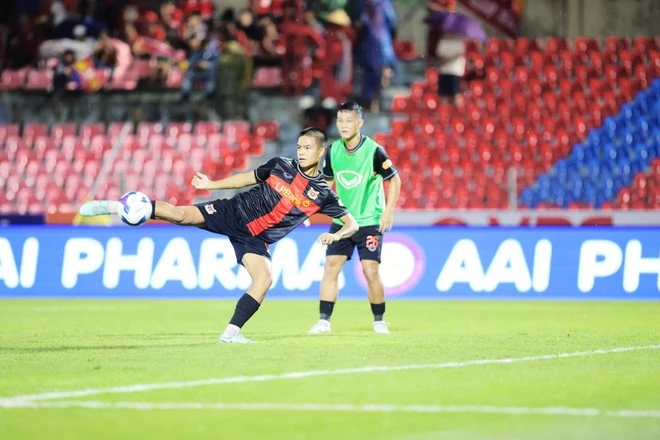 Tiền vệ Trần Thành Trung (áo đen) của Câu lạc bộ Ninh Bình là tân binh của Đội tuyển U23 Việt Nam. (Ảnh: VFF)
