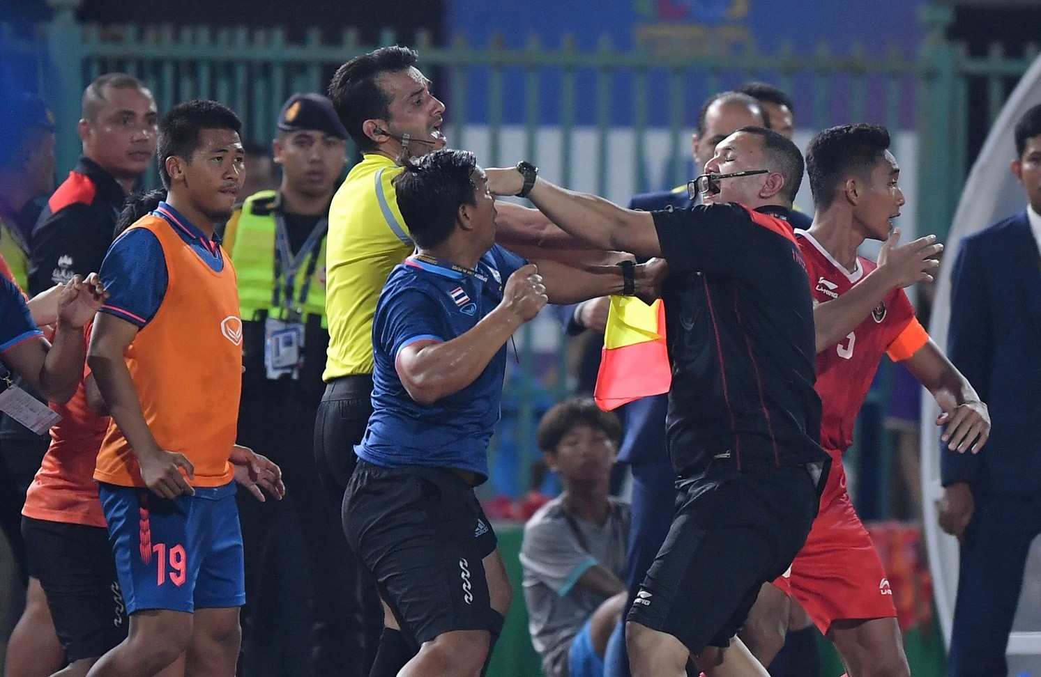Hình ảnh xấu xí giữa hai đội U23 Thái Lan và U23 Indonesia ở SEA Games 2023. main-stand-u23-indonesia-thai-lan-1436.jpg