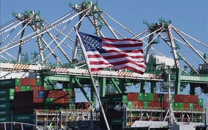Vận chuyển hàng hóa tại Cảng Long Beach ở Los Angeles, bang California, Mỹ. ktemy.jpg