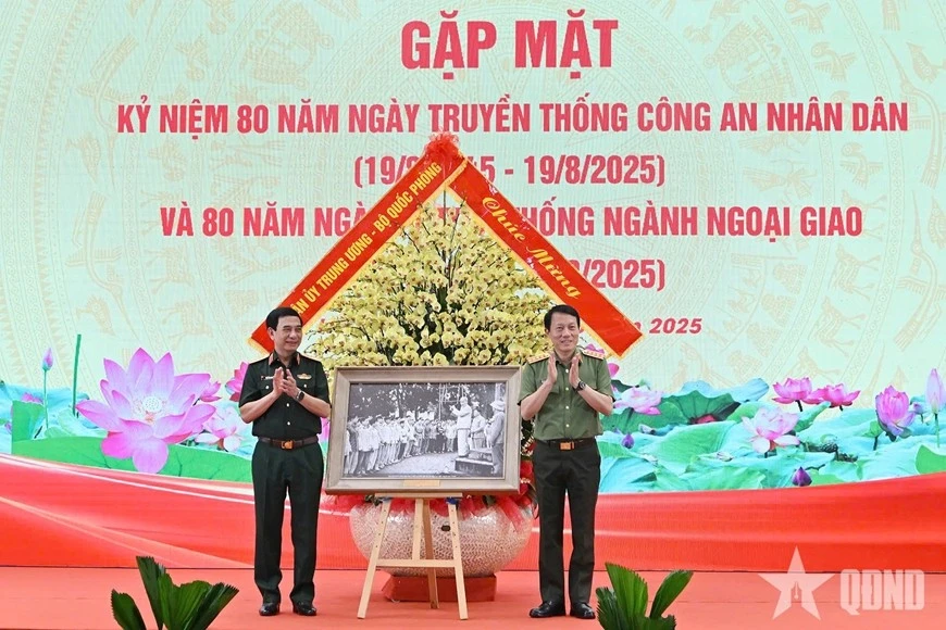 Đại tướng Phan Văn Giang trao quà tặng Bộ Công an.
