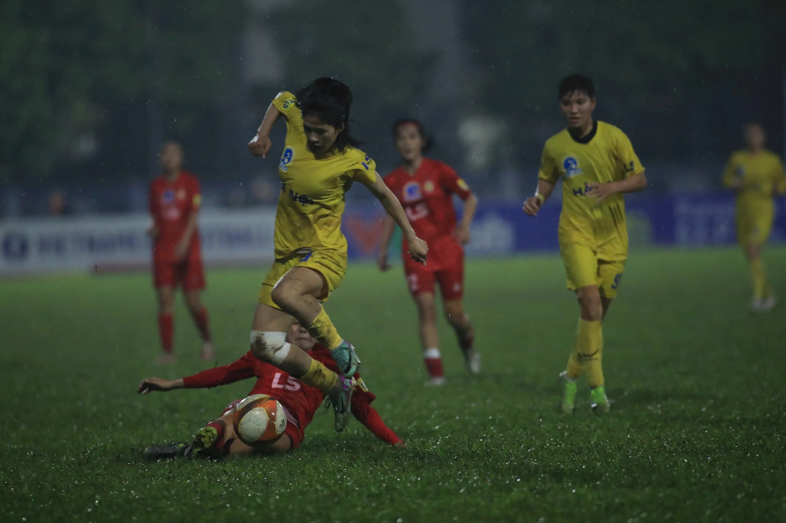 Thanh Nhã và các cầu thủ Hà Nội (áo vàng) rất khó khăn để tiếp cận khung thành TP.HCM I.