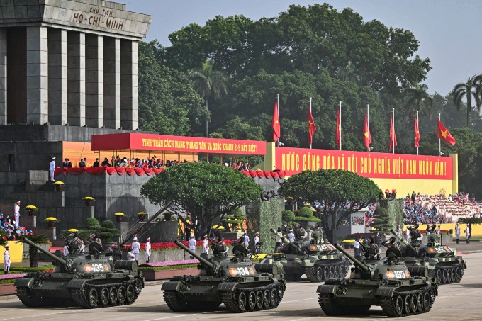 Phóng viên AFP chụp đội hình xe tăng T-55 di chuyển qua quảng trường Ba Đình trong Lễ diễu binh ngày 2/9. Phóng viên AFP chụp đội hình xe tăng T-55 di chuyển qua quảng trường Ba Đình trong Lễ diễu binh ngày 2/9.