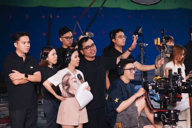 Đạo diễn Kawaii Tuấn Anh cùng êkip sản xuất MV &quot;Made in Vietnam&quot;.