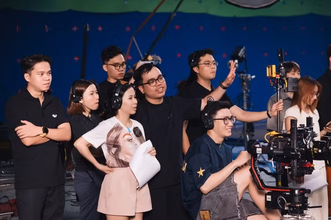 Đạo diễn Kawaii Tuấn Anh cùng êkip sản xuất MV "Made in Vietnam".