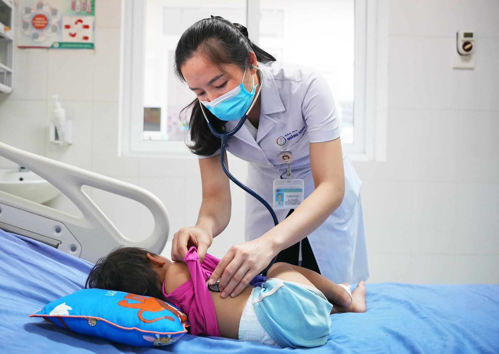 Cháu bé 21 tháng tuổi được bác sĩ Bệnh viện Nhi Quảng Ninh cứu sống sau khi bị rắn độc cắn. Cháu bé 21 tháng tuổi được bác sĩ Bệnh viện Nhi Quảng Ninh cứu sống sau khi bị rắn độc cắn.