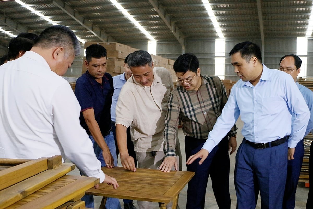 Thứ trưởng Nguyễn Quốc Trị thăm cơ sở chế biến gỗ tại Quảng Trị.