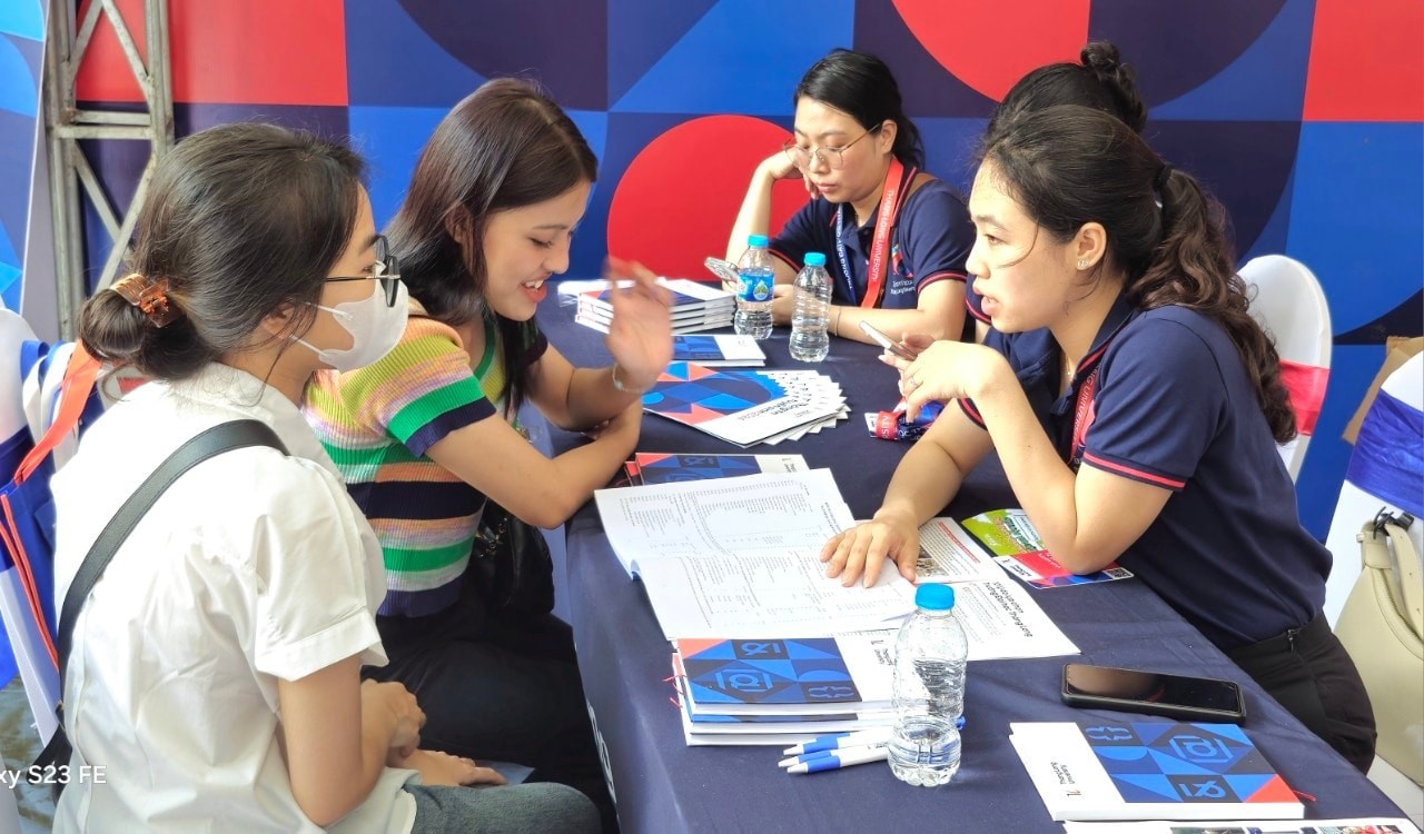 Điểm sàn là mức điểm tối thiểu mà thí sinh cần đạt để đủ điều kiện nộp hồ sơ xét tuyển vào trường đại học mà mình có nguyện vọng. 7-7diem-chuan.jpg