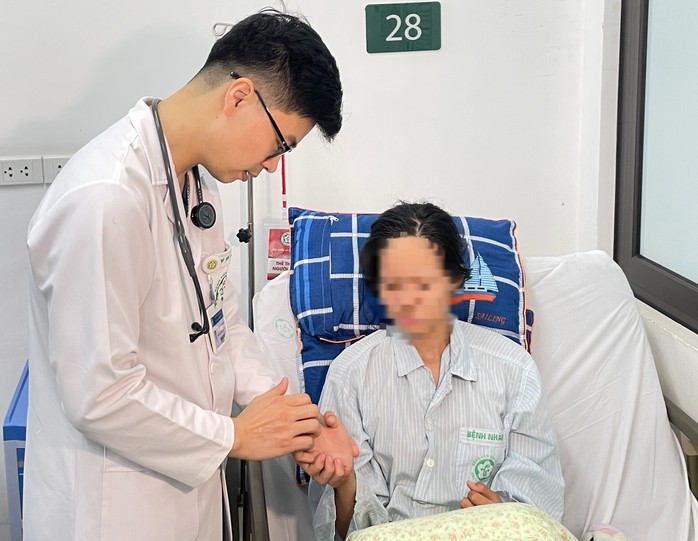 Nữ bệnh nhân 19 tuổi bị đột quỵ, phải điều trị dài ngày tại Bệnh viện Bạch Mai.