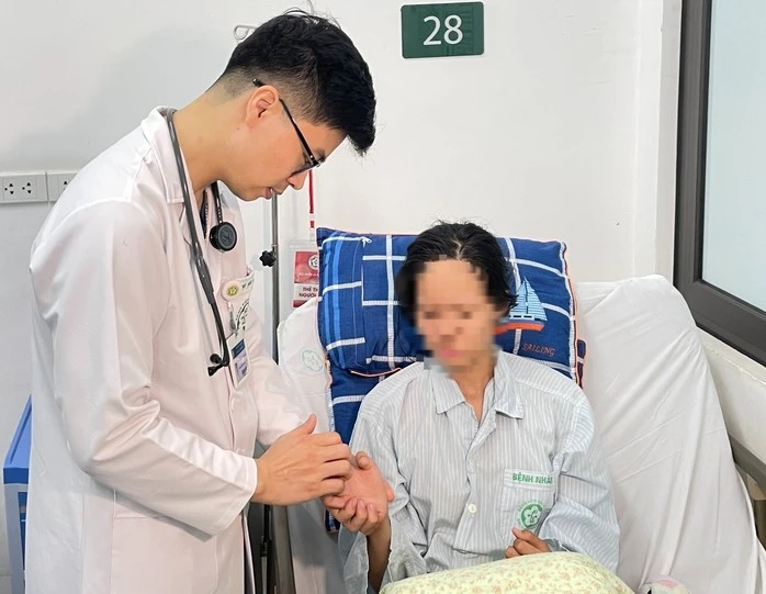 Nữ bệnh nhân 19 tuổi bị đột quỵ, phải điều trị dài ngày tại Bệnh viện Bạch Mai.