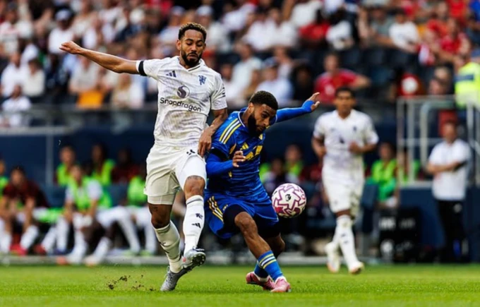 Matheus Cunha (trái) tranh bóng trong trận Man Utd gặp Leeds trên sân Strawberry, thành phố Stockholm, Thụy Điển ngày 19/7/2025.