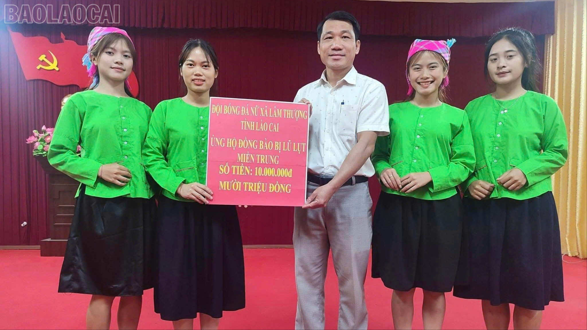 គណៈកម្មាធិការរណសិរ្សមាតុភូមិវៀតណាមឃុំ Lam Thuong បានទទួលអំណោយពីក្រុមបាល់ទាត់។ baolaocai-tl_ungho-2775.jpg