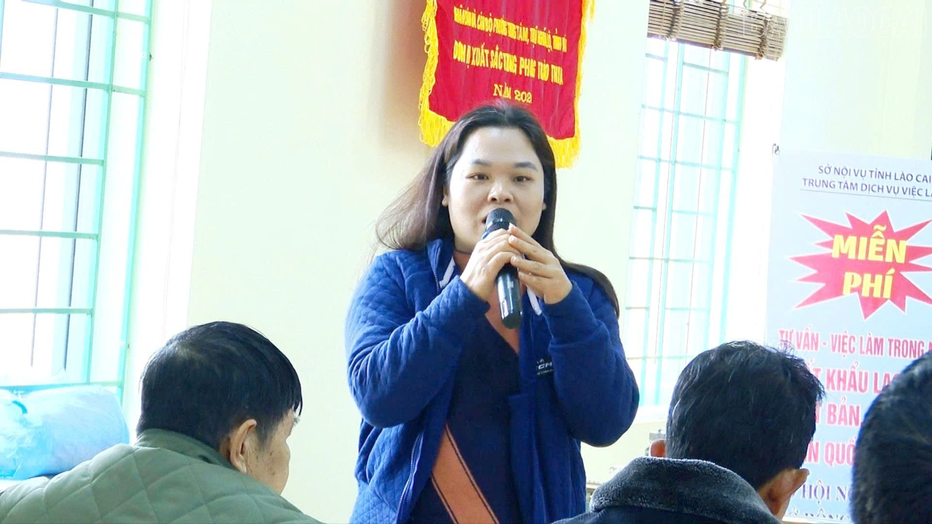 Úředníci z Centra služeb zaměstnanosti, odboru vnitřních věcí provincie, představili program pro práci v zahraničí na základě smlouvy. baolaocai-tr_789650665729673936-8223.jpg